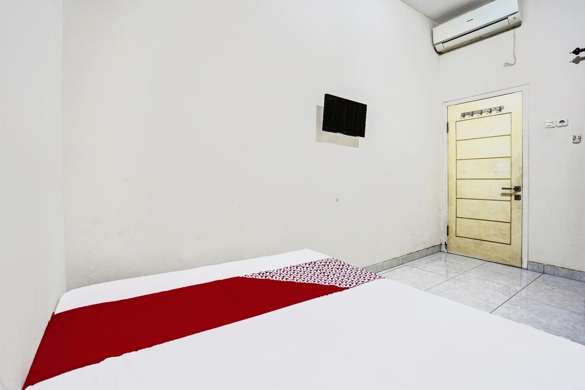 Oyo Life 92190 Arya Guest House Tulungagung Exterior photo
