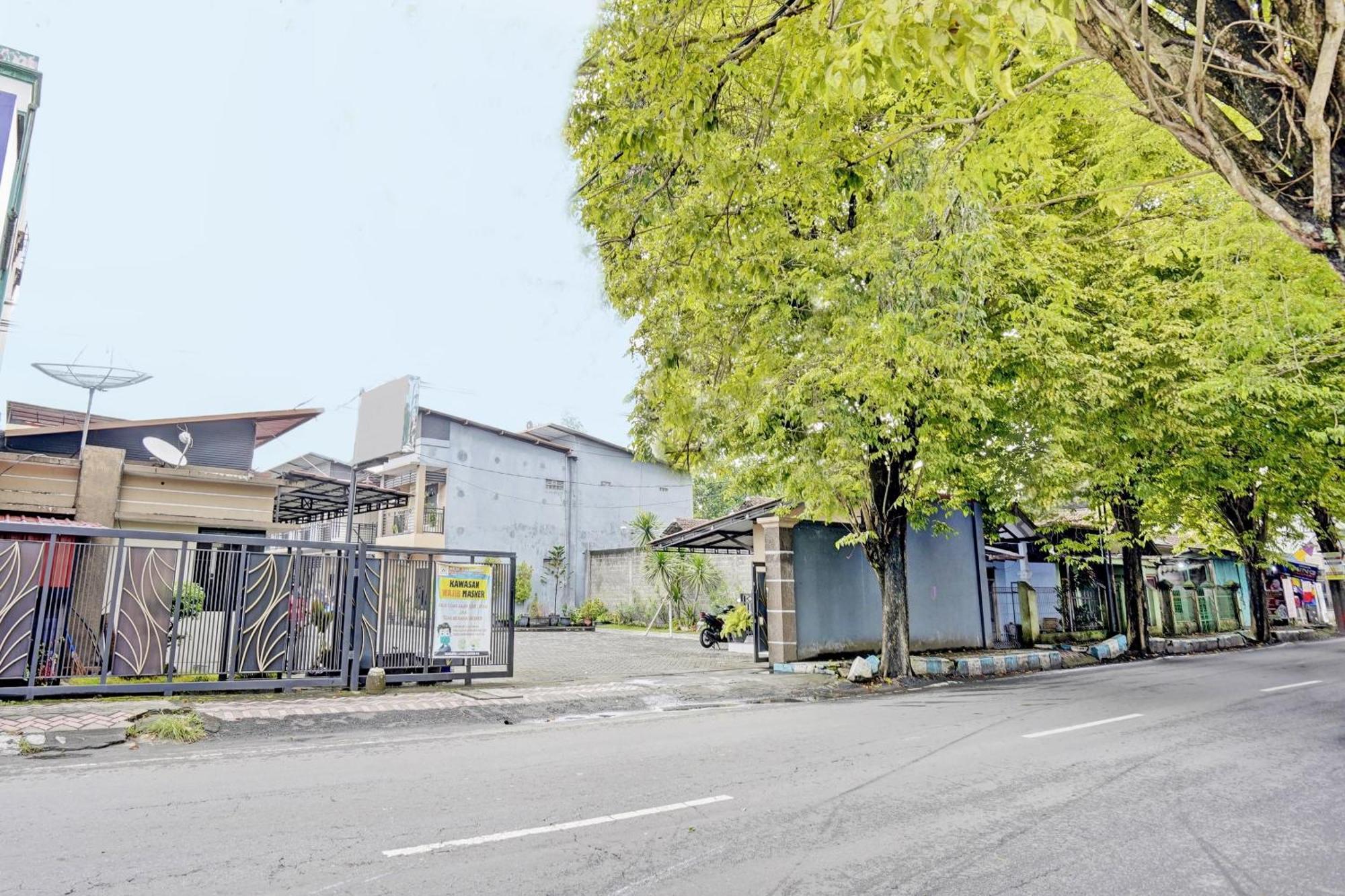Oyo Life 92190 Arya Guest House Tulungagung Exterior photo