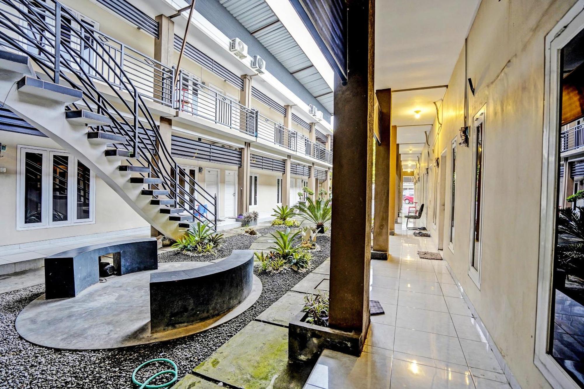 Oyo Life 92190 Arya Guest House Tulungagung Exterior photo